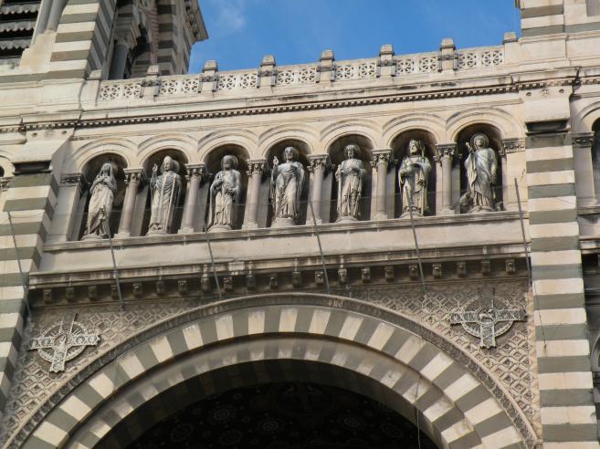  alignement de statues, façade sud de la Cathédrale